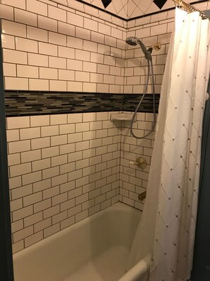 Kombinert dusj/badekar, hårføner, håndklær og såpe
