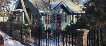 Captain Jack’s Cottage in Beautiful Cheyenne Cañon 2 blocks from Broadmoor Hotel