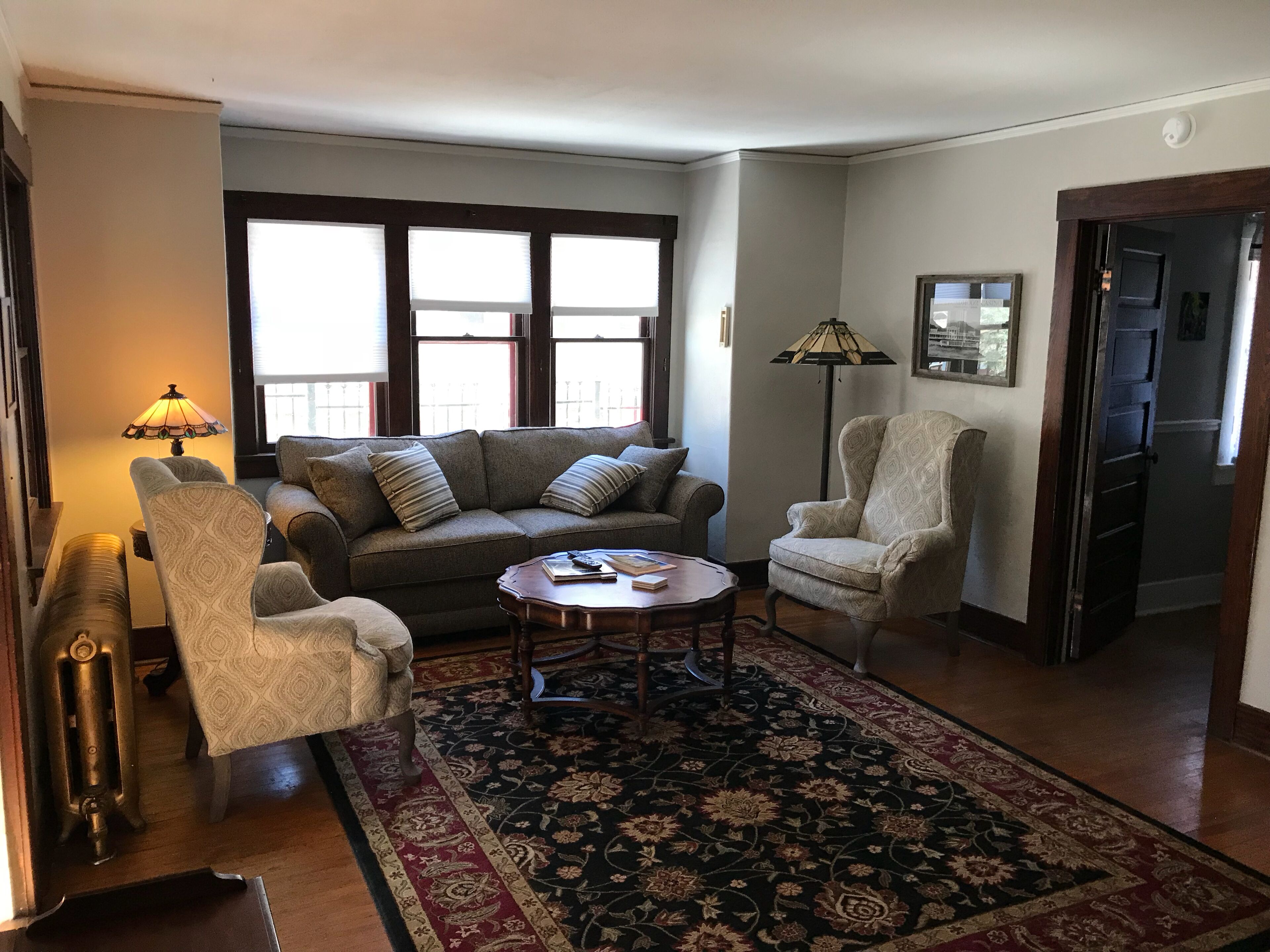 智能电视、壁炉、DVD 播放器、书