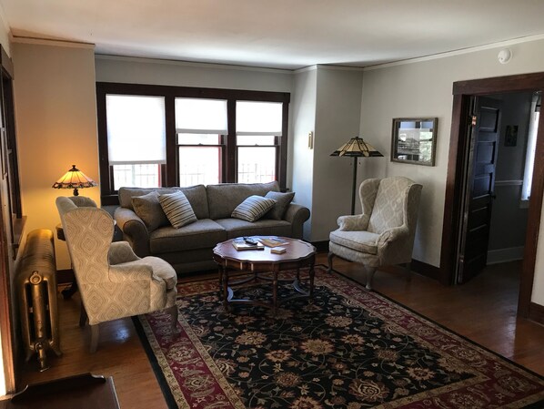 Smart-TV, Kamin, DVD-Player, Bücher