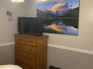 2 bedrooms, desk, iron/ironing board, travel crib