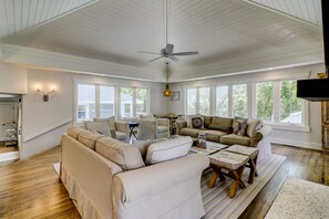 TV connectée, cheminée, table de tennis de table