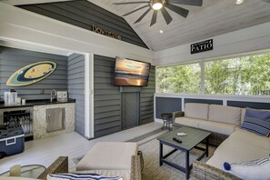 Smart TV, fireplace, table tennis - 5 Robin Street-3rd Row (225 feet) to the Ocean, Screened Porch & Private Pool (Hilton Head Island)