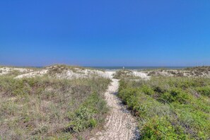 Beach nearby - 5 Robin Street-3rd Row (225 feet) to the Ocean, Screened Porch & Private Pool (Hilton Head Island)