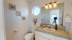 Een bad/douchecombinatie, handdoeken