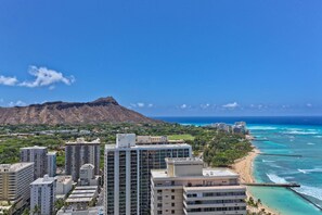 Exterior - Spectacular Diamond Head and Ocean Views! Free Valet Parking, Wi-Fi, Pool! (Honolulu)