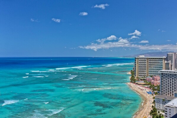 A coastal hotel with multiple high-rise buildings, a beach, and clear blue waters. - Spectacular Diamond Head and Ocean Views! Free Valet Parking, Wi-Fi, Pool! (Honolulu)