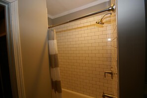 Duschwanne, Haartrockner, Handtücher, Shampoo