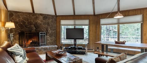 電視、壁爐、DVD 播放機