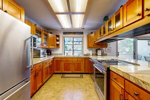 Kühlschrank, Mikrowelle, Ofen, Herdplatte