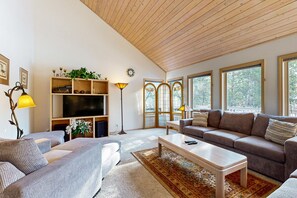 Fernseher, Kamin, DVD-Player, Tischtennisplatte