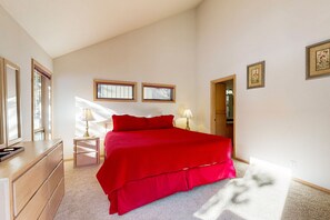 4 bedrooms, iron/ironing board, Internet, bed sheets