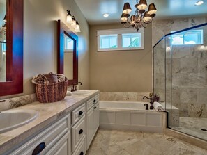 Combined shower/tub, jetted tub, free toiletries, hair dryer - Private Pool & Close to Beach + Free Tickets: Bikes, Dolphin Cruise & More! (Santa Rosa Beach)