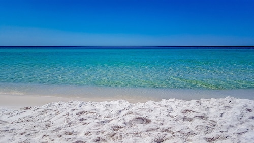 Suuri yksityinen uima-allas ja lyhyt kävelymatka rannalle! Ulkouima-TV!