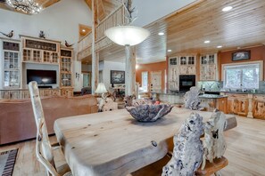 Interior - Beautiful Family-Friendly Cabin with WiFi & Great Location Near Shaver Lake (Shaver Lake)