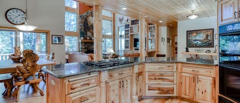 Køleskab, mikrobølgeovn, ovn, kogeplade