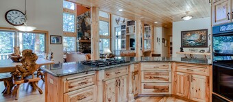 Beautiful Family-Friendly Cabin with WiFi & Great Location Near Shaver Lake