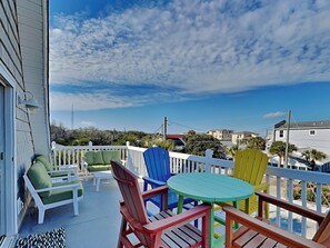 Outdoor dining - Sandys North Shore | Pet Friendly, Large Deck! (Tybee Island)