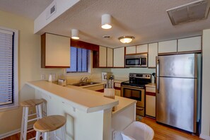 Een koelkast, een microgolfoven, een oven, een kookplaat