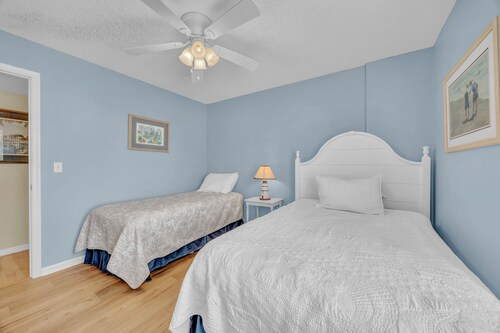 Island North 9 - Relax and decompress at this North End ocean view condo