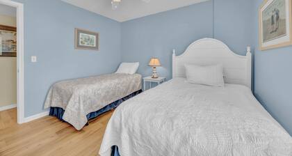 Island North 9 - Relax and decompress at this North End ocean view condo