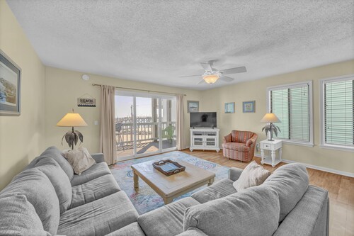 Island North 9 - Relax and decompress at this North End ocean view condo