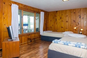 3 bedrooms, iron/ironing board, internet, bed sheets