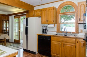 Køleskab, mikrobølgeovn, ovn, kogeplade