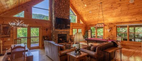 Fernseher, Kamin, Tischtennisplatte