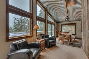 Fernseher, Kamin, Stereoanlage