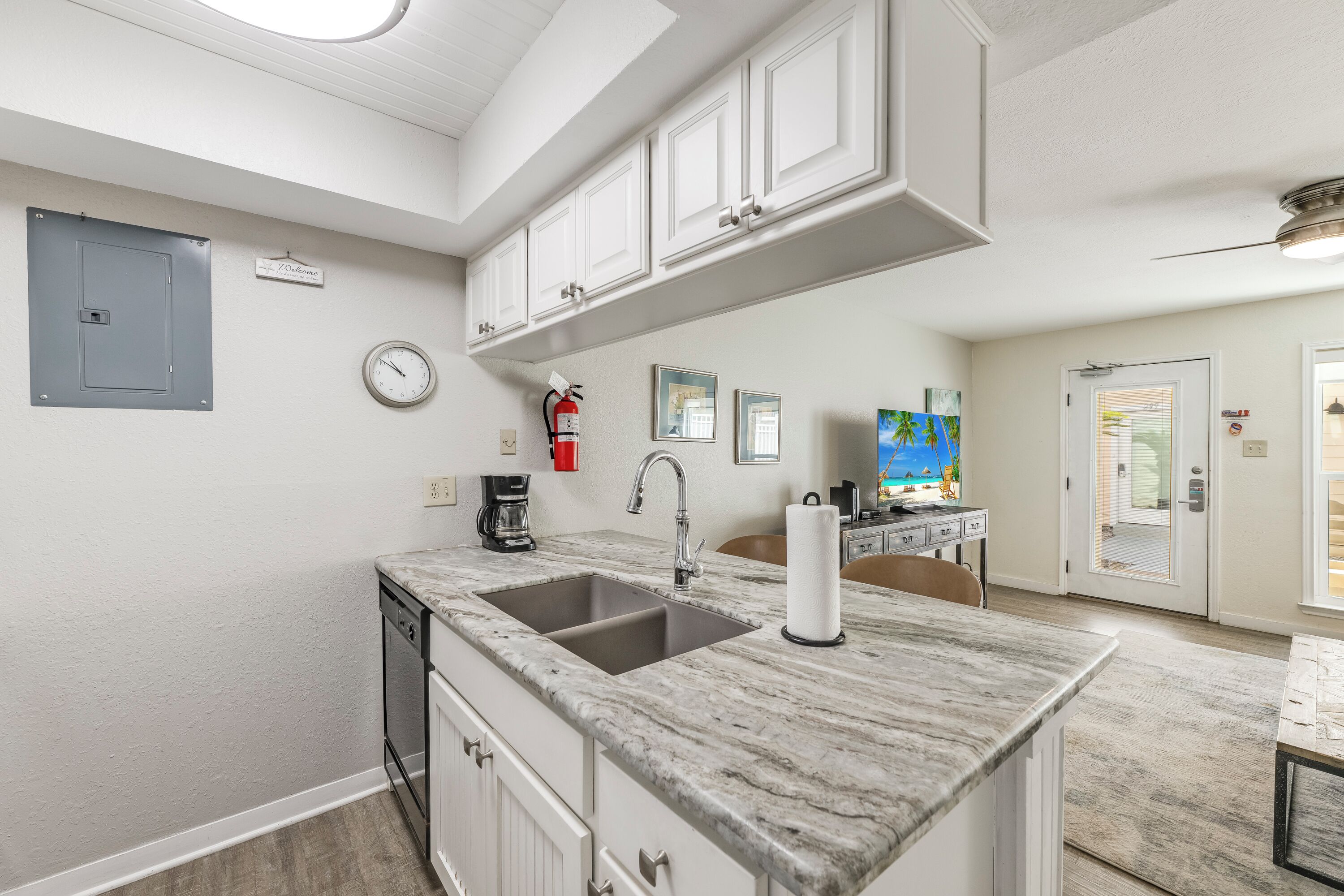 Coffee/tea maker, fridge, microwave, oven