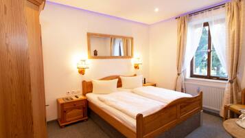 Economy Double Room, 1 King Bed, Non Smoking | 1 bedroom, hypo-allergenic bedding, down comforters, minibar