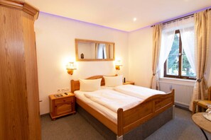 Economy tweepersoonskamer, 1 kingsize bed, niet-roken | 1 slaapkamer, hypoallergeen beddengoed, donsdekens, een minibar