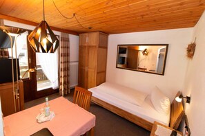 Economy Single Room, 1 Large Twin Bed, Non Smoking | 1 bedroom, hypo-allergenic bedding, down comforters, minibar