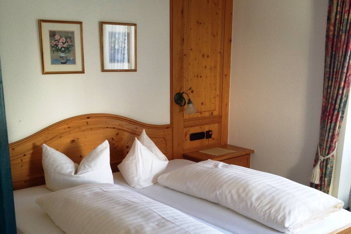 Economy Double Room, 1 King Bed, Non Smoking | 1 bedroom, hypo-allergenic bedding, down comforters, minibar