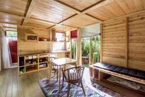 Superior-Zelt, Gartenblick | Essbereich im Zimmer