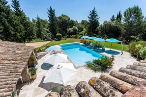 Seasonal outdoor pool, open 9 AM to 6 PM, pool umbrellas, pool loungers - Domaine l'Helion (Taradeau)