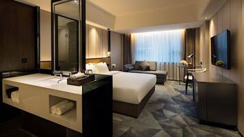 Deluxe-herbergi með tvíbreiðu rúmi | Öryggishólf í herbergi, skrifborð, myrkratjöld/-gardínur, hljóðeinangrun