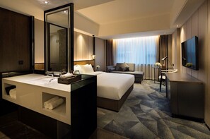 Caja de seguridad en la habitación, escritorio y cortinas blackout