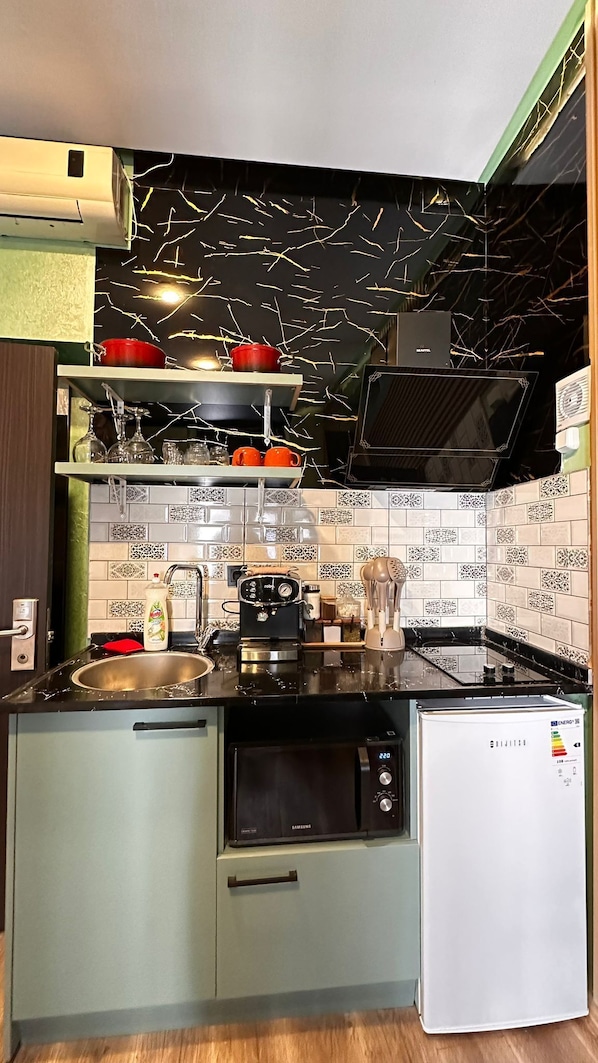 Una cocina funcional con lavavajillas, microondas y refrigerador.
