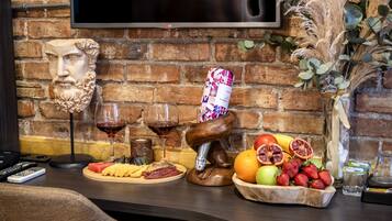 Deluxe Triple Room | Living area | Flat-screen TV