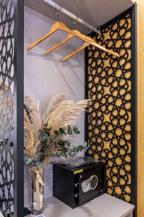 Economy dubbelrum | Minibar, värdeförvaringsskåp på rummet, skrivbord och ljudisolering