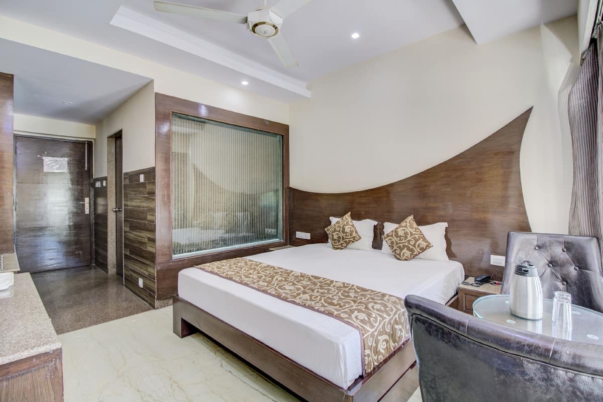 Quarto casal luxo, 1 cama de casal | Frigobar, cofres nos quartos, camas extras/dobráveis (sobretaxa)