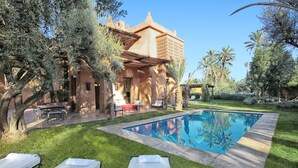 Outdoor pool, pool umbrellas, pool loungers - Villa Lankah (Marrakech)