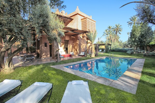 Outdoor pool, pool umbrellas, sun loungers - Villa Lankah (Marrakech)