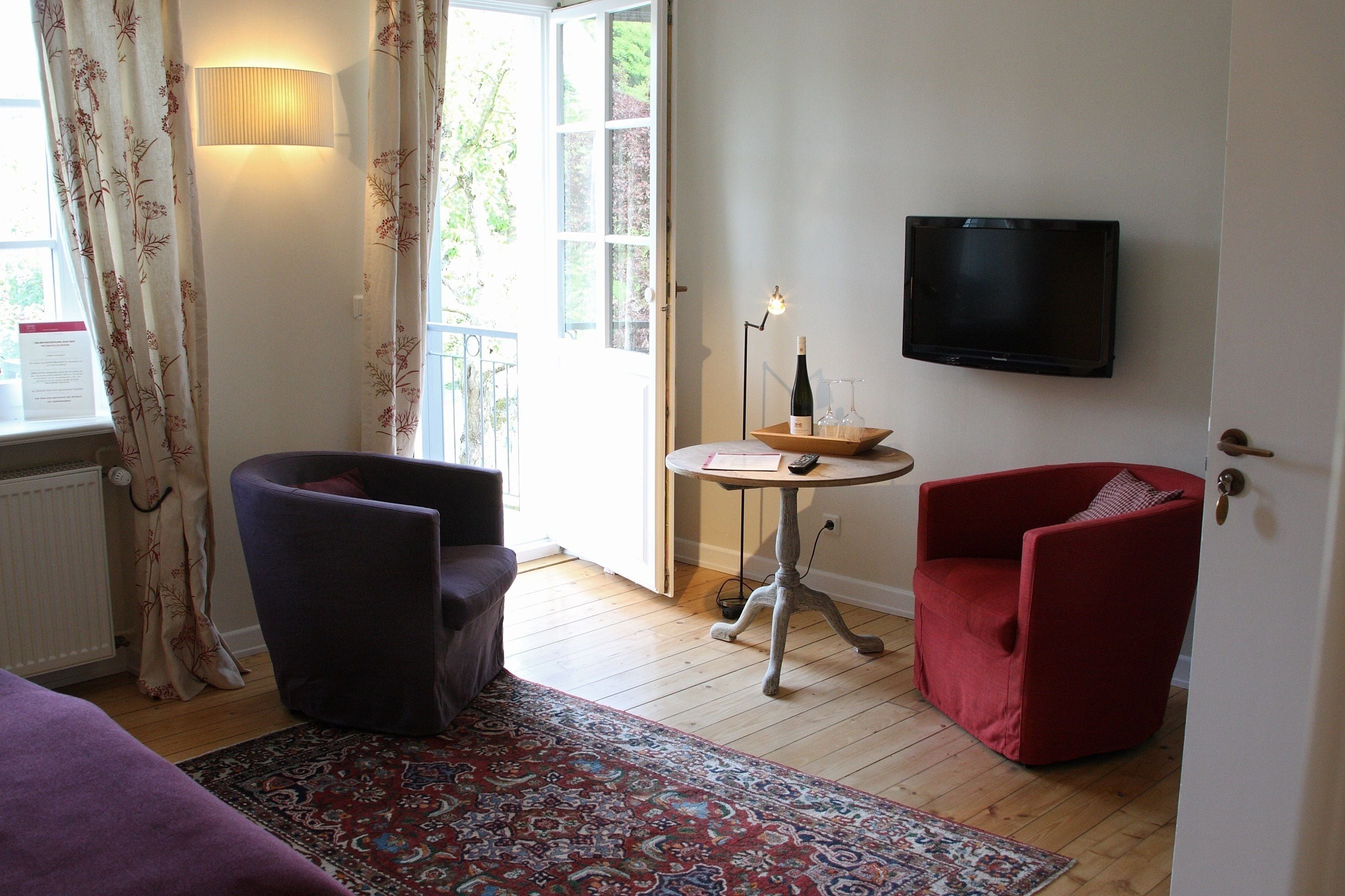 Deluxe Double Room, 1 King Bed, Bathtub, Mountain View | Room amenity