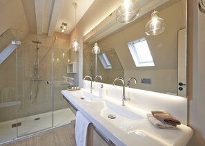Exclusieve suite, 1 slaapkamer, uitzicht op vallei | Badkamer | Gratis toiletartikelen, een haardroger, pantoffels, handdoeken