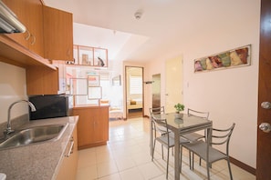 Deluxe Condo, 1 Bedroom, Kitchen, Mountain View | 1 bedroom, individually decorated, free WiFi, bed sheets - Moldex Residences by Tripsters Hub (Baguio)
