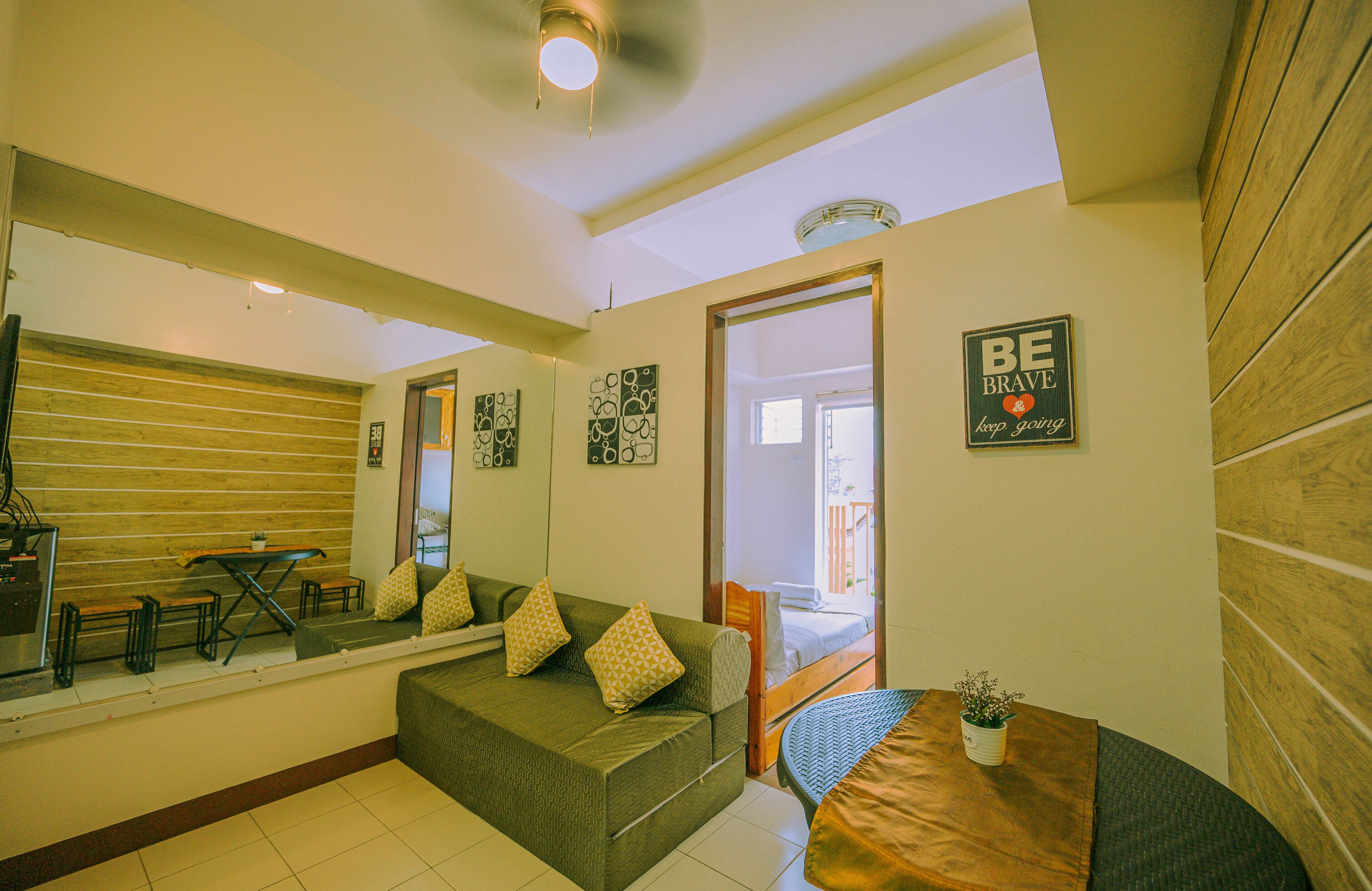 Condo Deluxe, 1 giường đôi, quang cảnh núi | Khu phòng khách | TV màn hình phẳng 