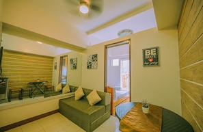 Deluxe Condo, 1 Double Bed, Mountain View | Living area